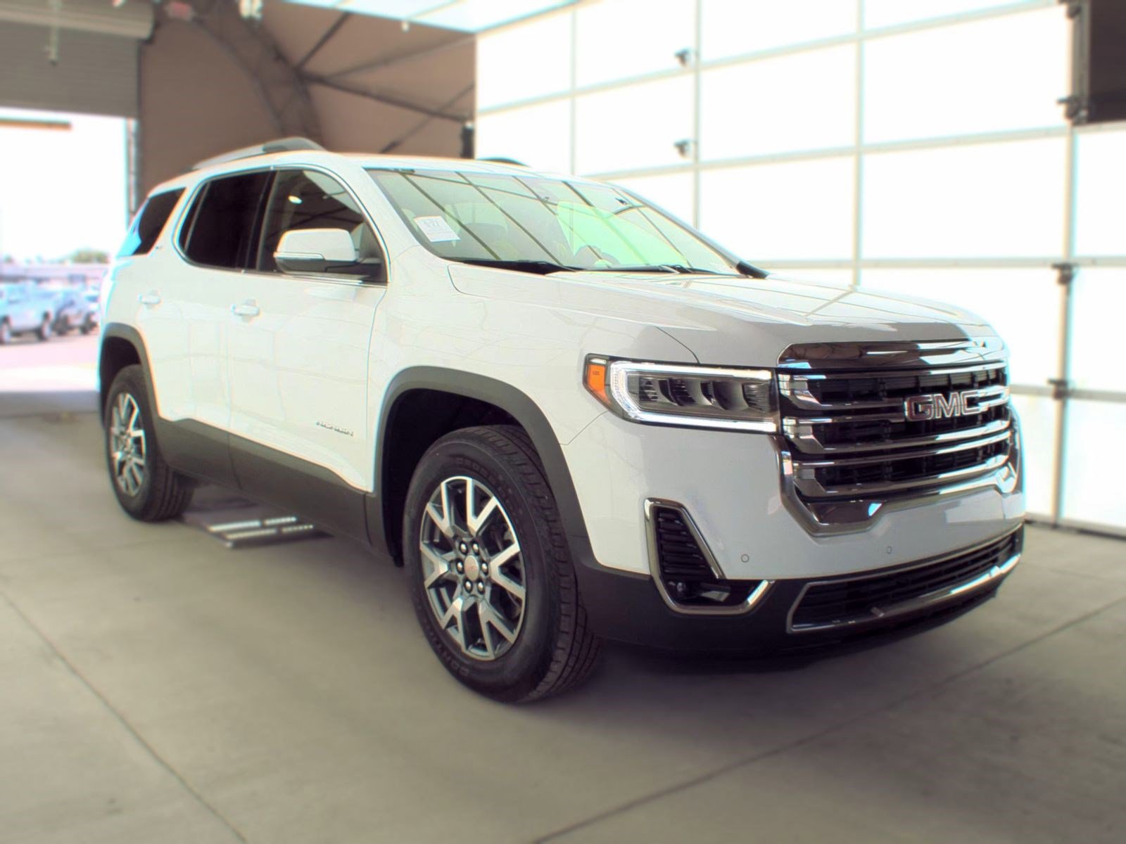 Used 2023 GMC Acadia SLT w/ Preferred Package FWD image 6