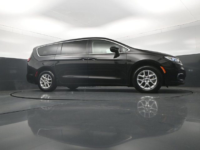 Used 2024 Chrysler Pacifica Touring-L FWD image 34
