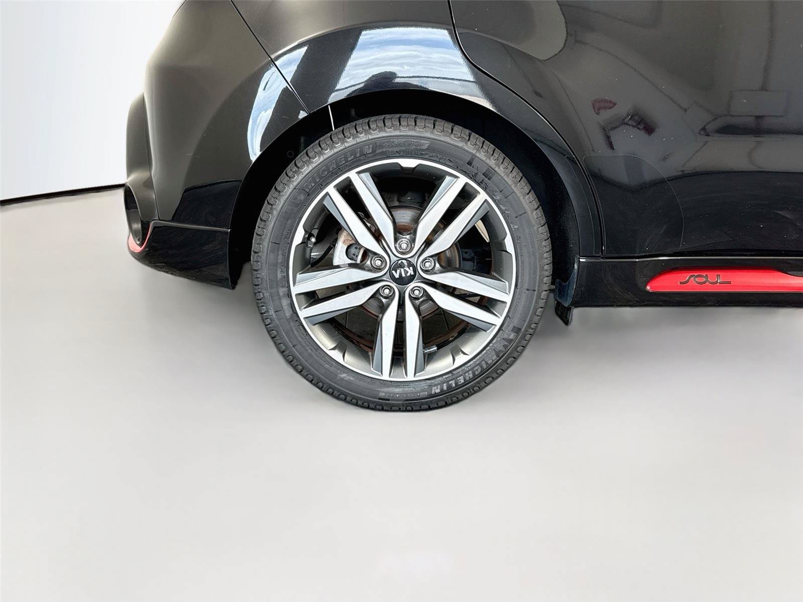 Used 2015 Kia Soul + FWD image 17