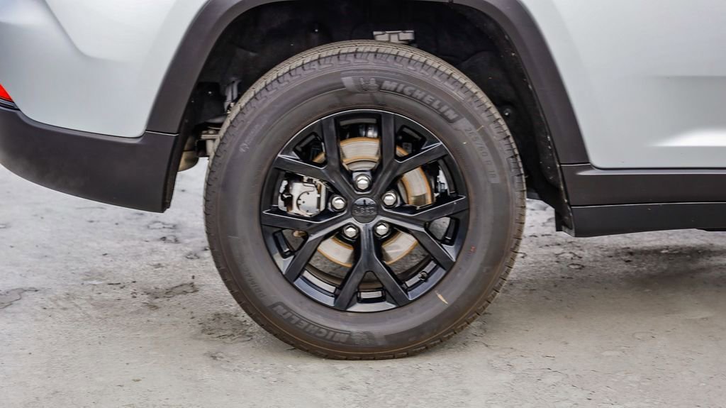 Used 2025 Jeep Grand Cherokee Altitude image 12