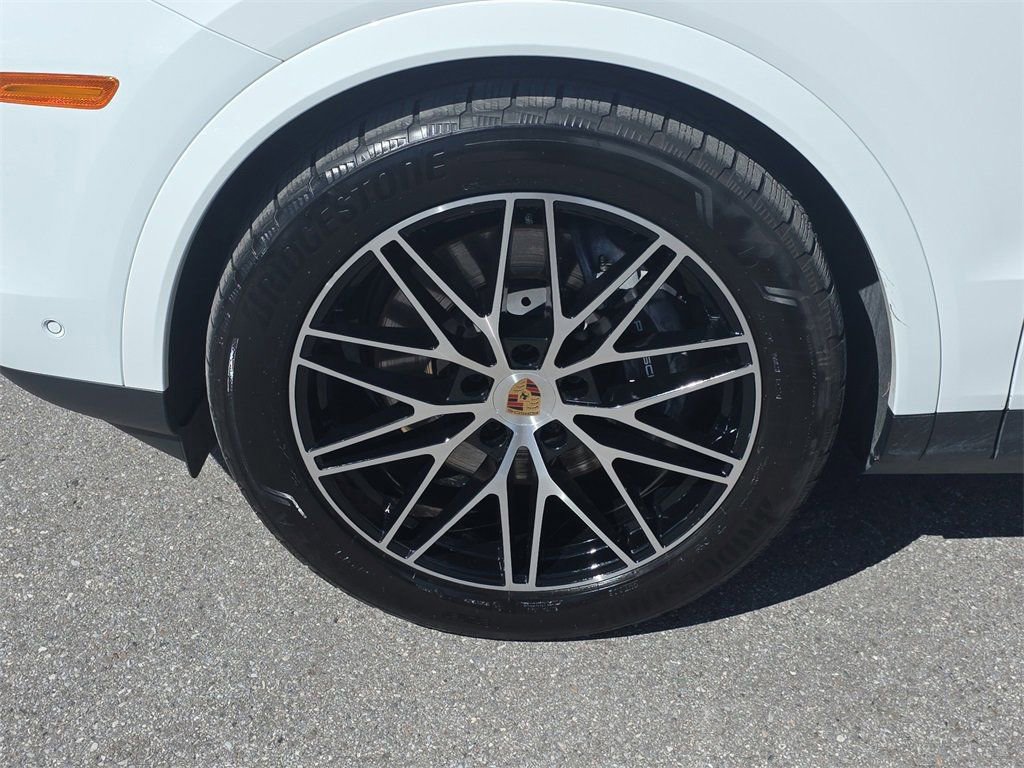 Certified 2025 Porsche Cayenne image 12