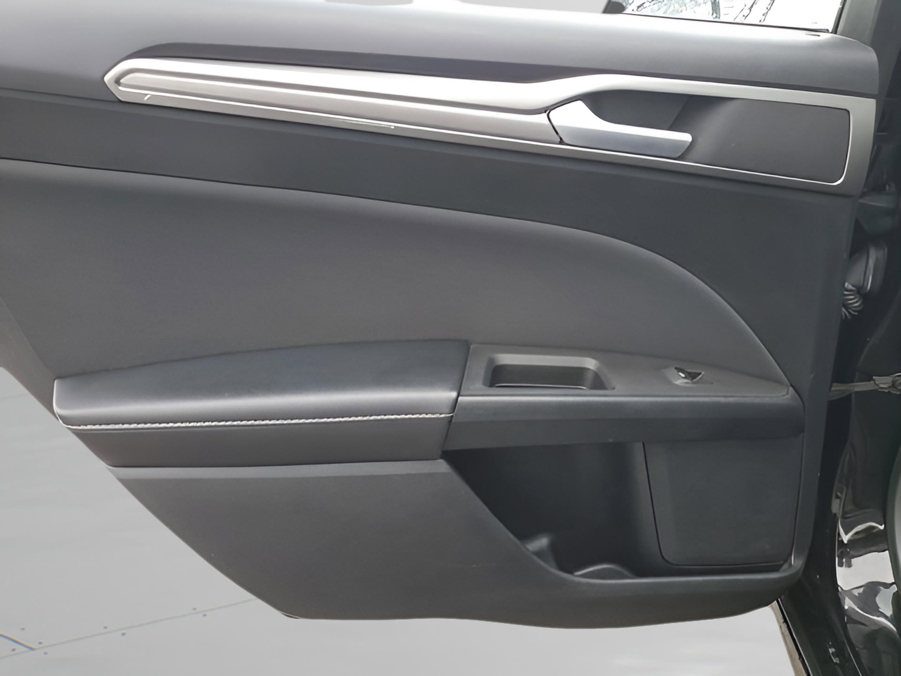 Used 2018 Ford Fusion SE w/ Fusion SE Technology Package FWD image 27