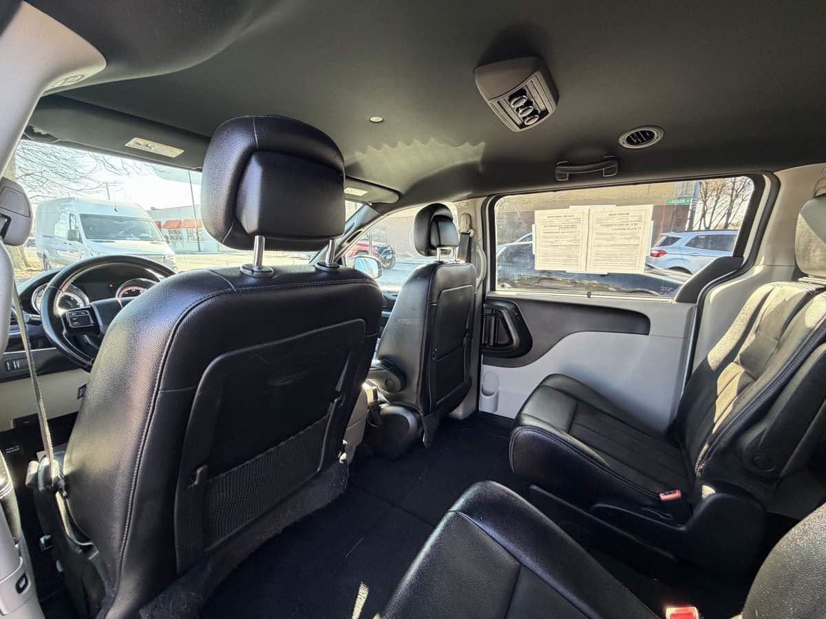 Used 2019 Dodge Grand Caravan SXT FWD image 16