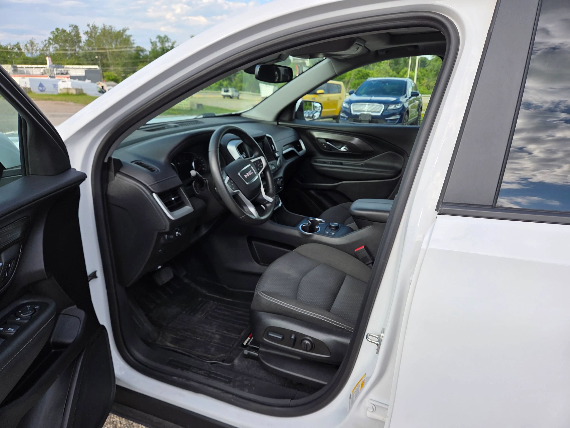 Used 2023 GMC Terrain SLE w/ Driver Convenience Package AWD/4WD image 11
