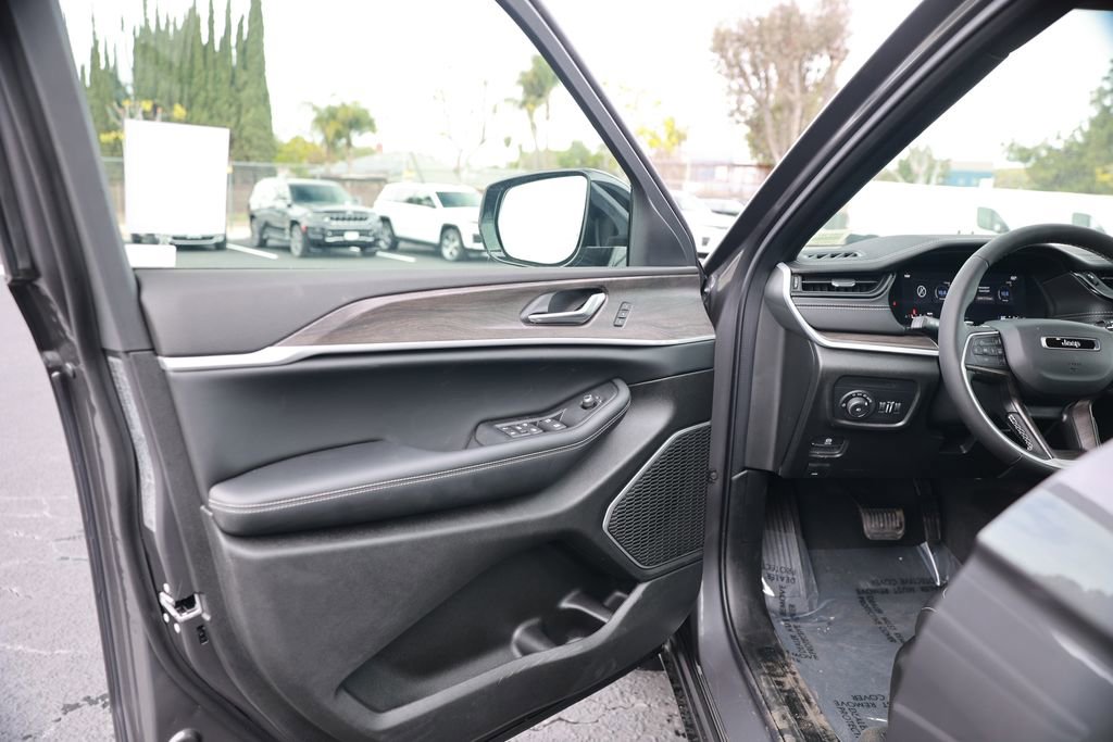 New 2026 Jeep Grand Cherokee Limited w/ MOPAR Finishing Package image 11