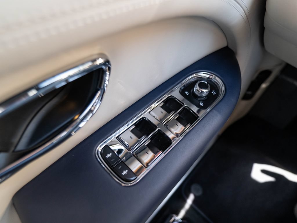 Used 2024 Bentley Bentayga AWD/4WD image 10