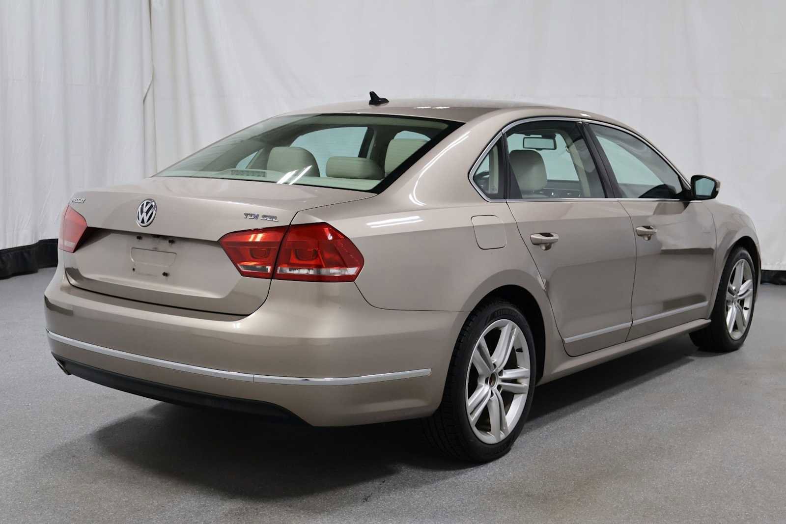 Used 2015 Volkswagen Passat TDI SEL Premium FWD image 9
