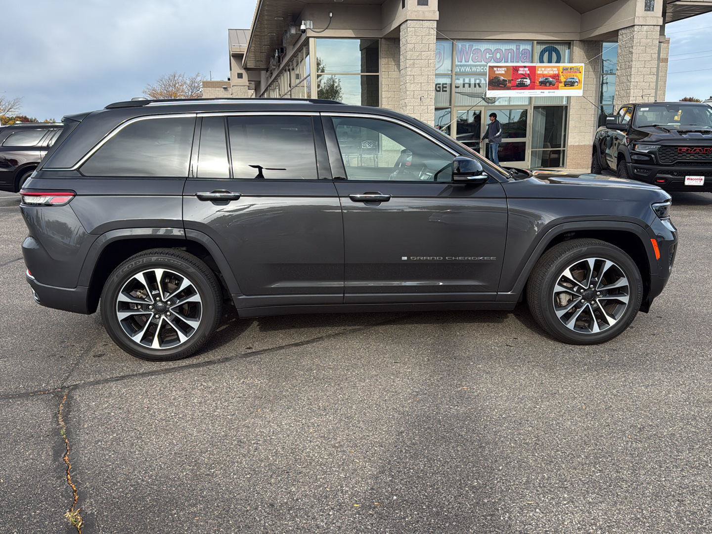 Used 2023 Jeep Grand Cherokee Overland w/ Luxury Tech Group IV AWD/4WD image 7