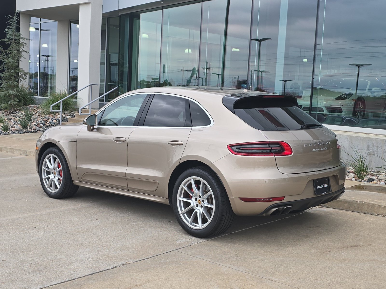 Used 2017 Porsche Macan Turbo AWD/4WD image 3