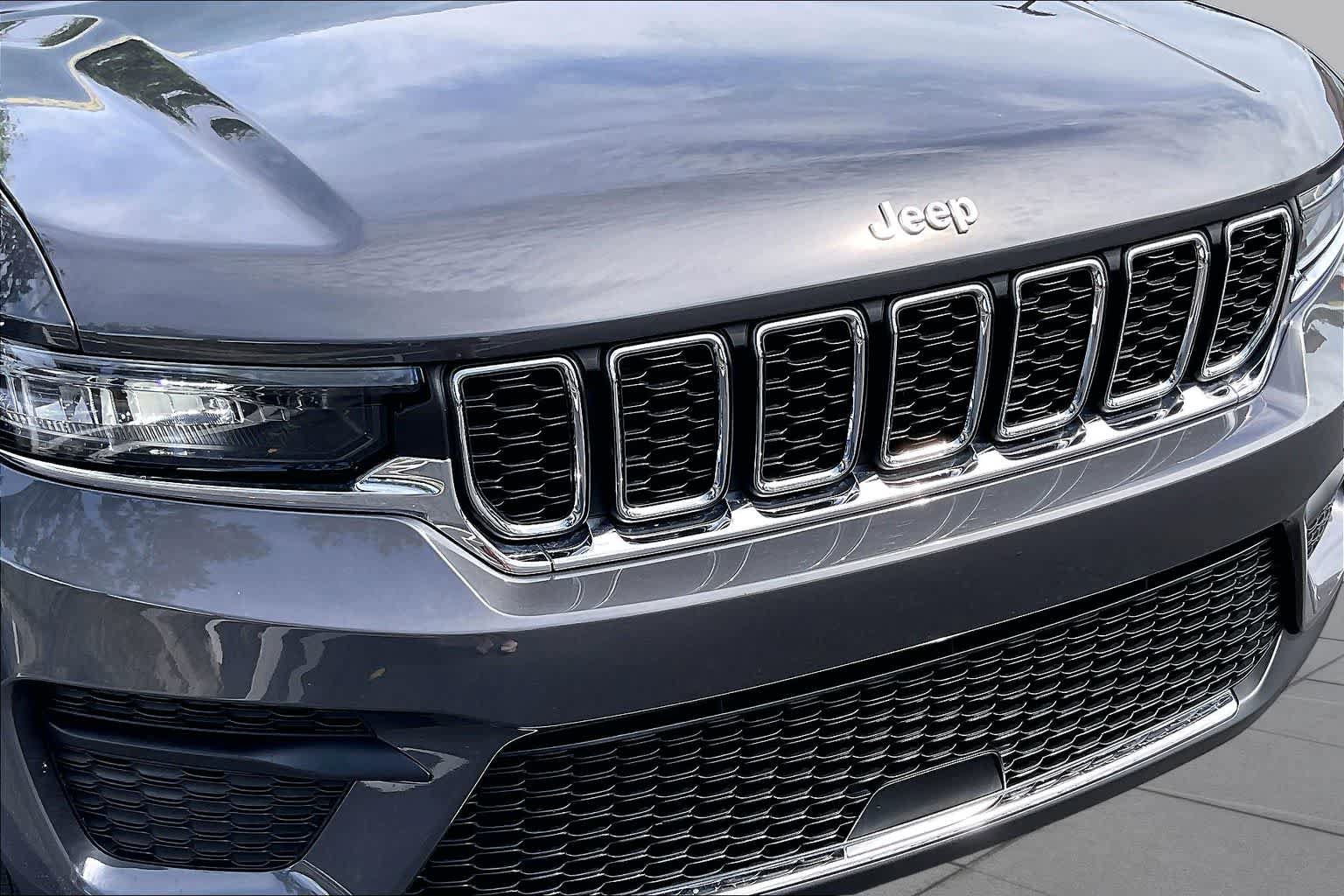Used 2025 Jeep Grand Cherokee Laredo X w/ Luxury Tech Group I RWD image 29
