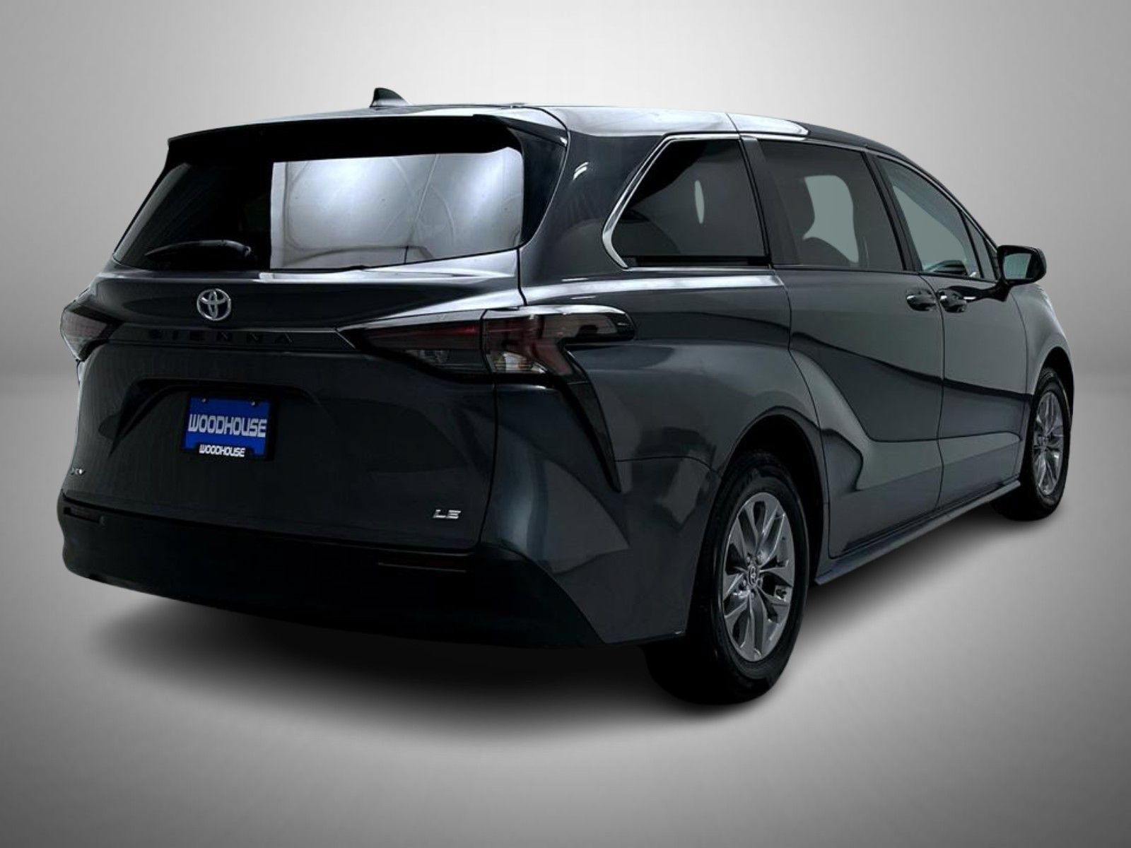 Used 2025 Toyota Sienna LE FWD image 5