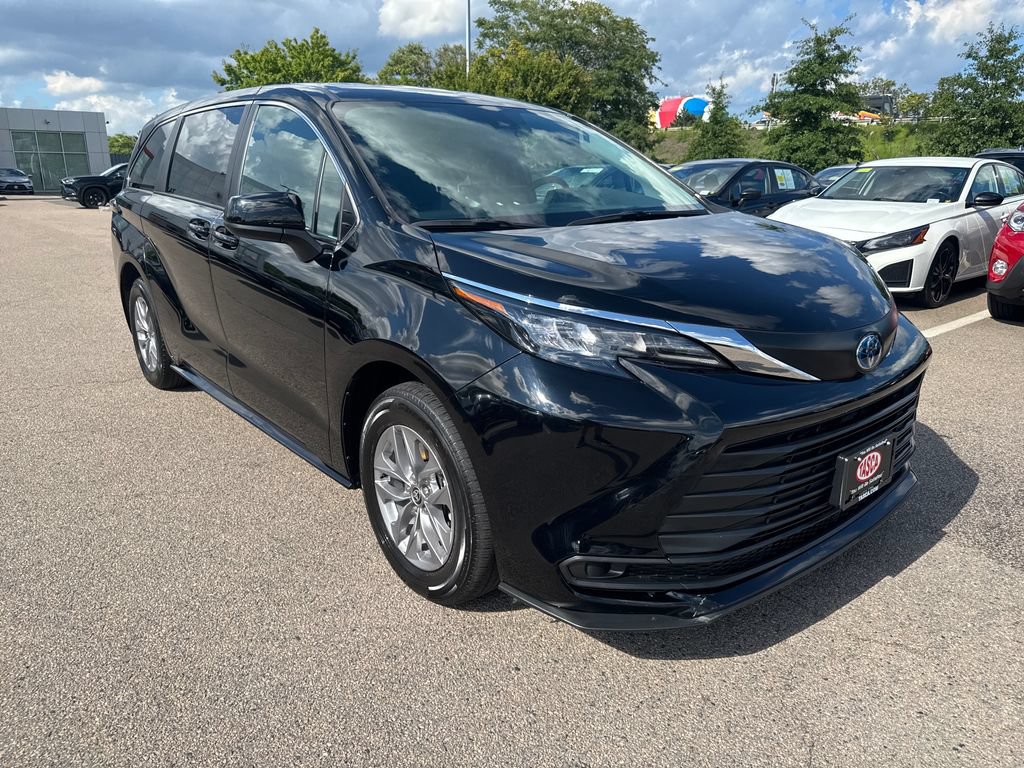 Used 2025 Toyota Sienna LE AWD/4WD image 10