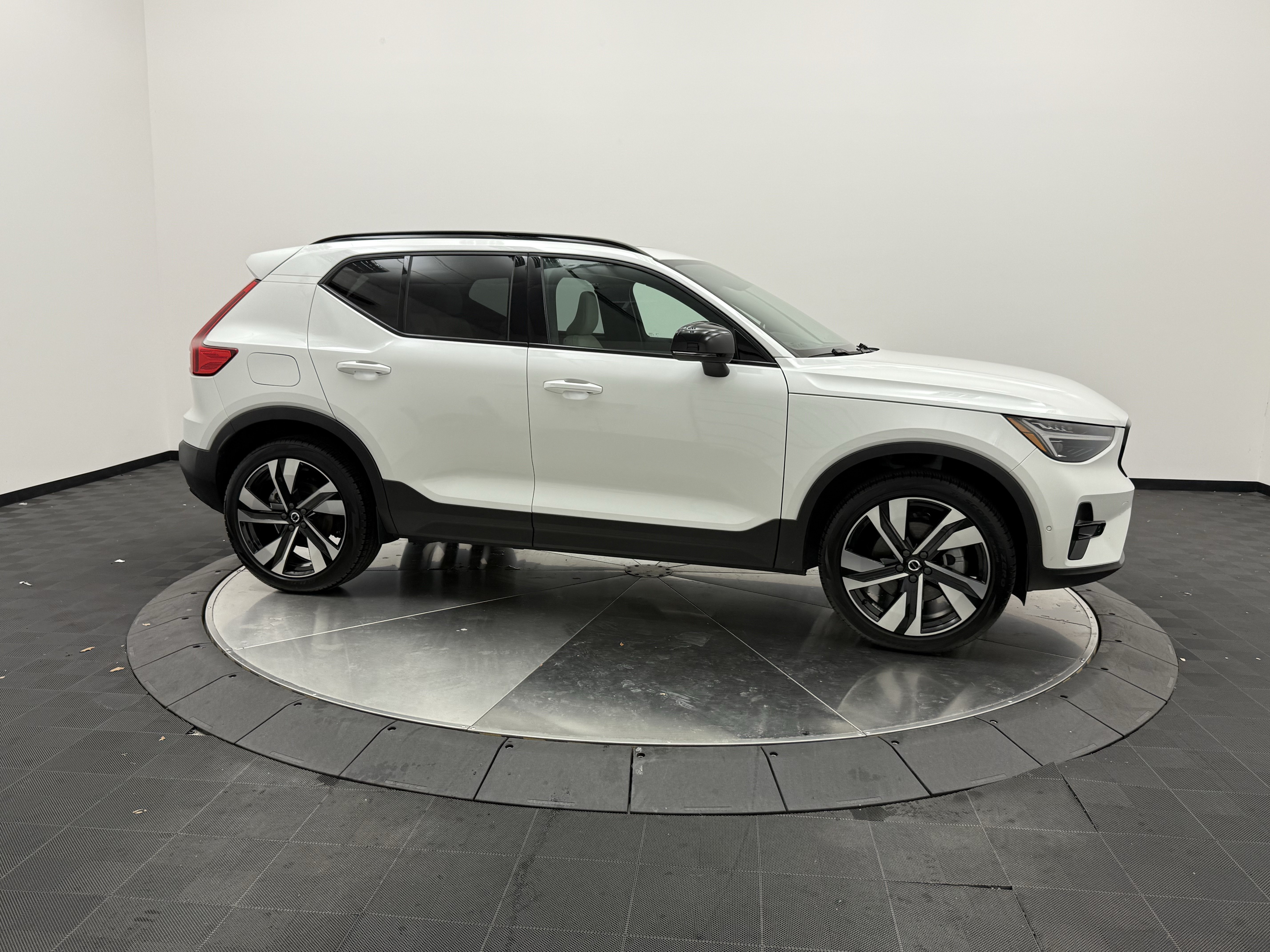Certified 2025 Volvo XC40 B5 Ultra AWD/4WD image 8