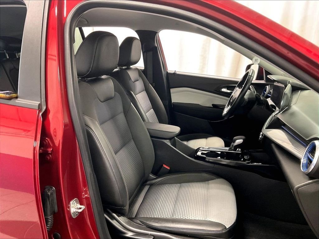 Used 2025 Chevrolet Trax LT w/ Driver Confidence Package FWD image 11