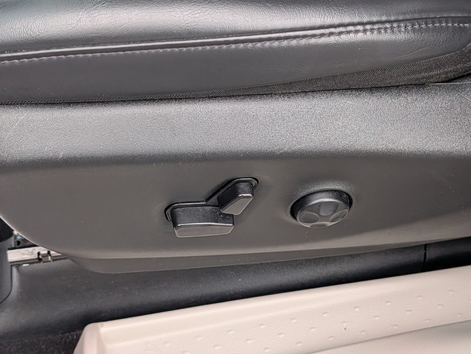 Used 2023 Chrysler Pacifica Touring-L FWD image 17