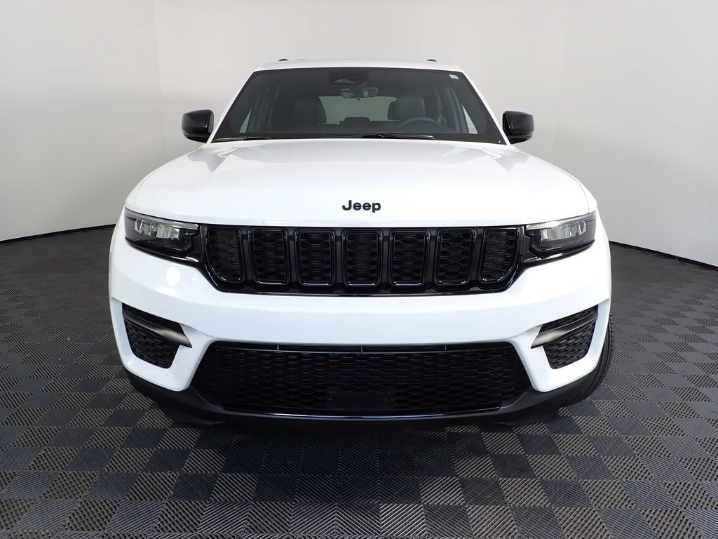Used 2025 Jeep Grand Cherokee Altitude AWD/4WD image 10