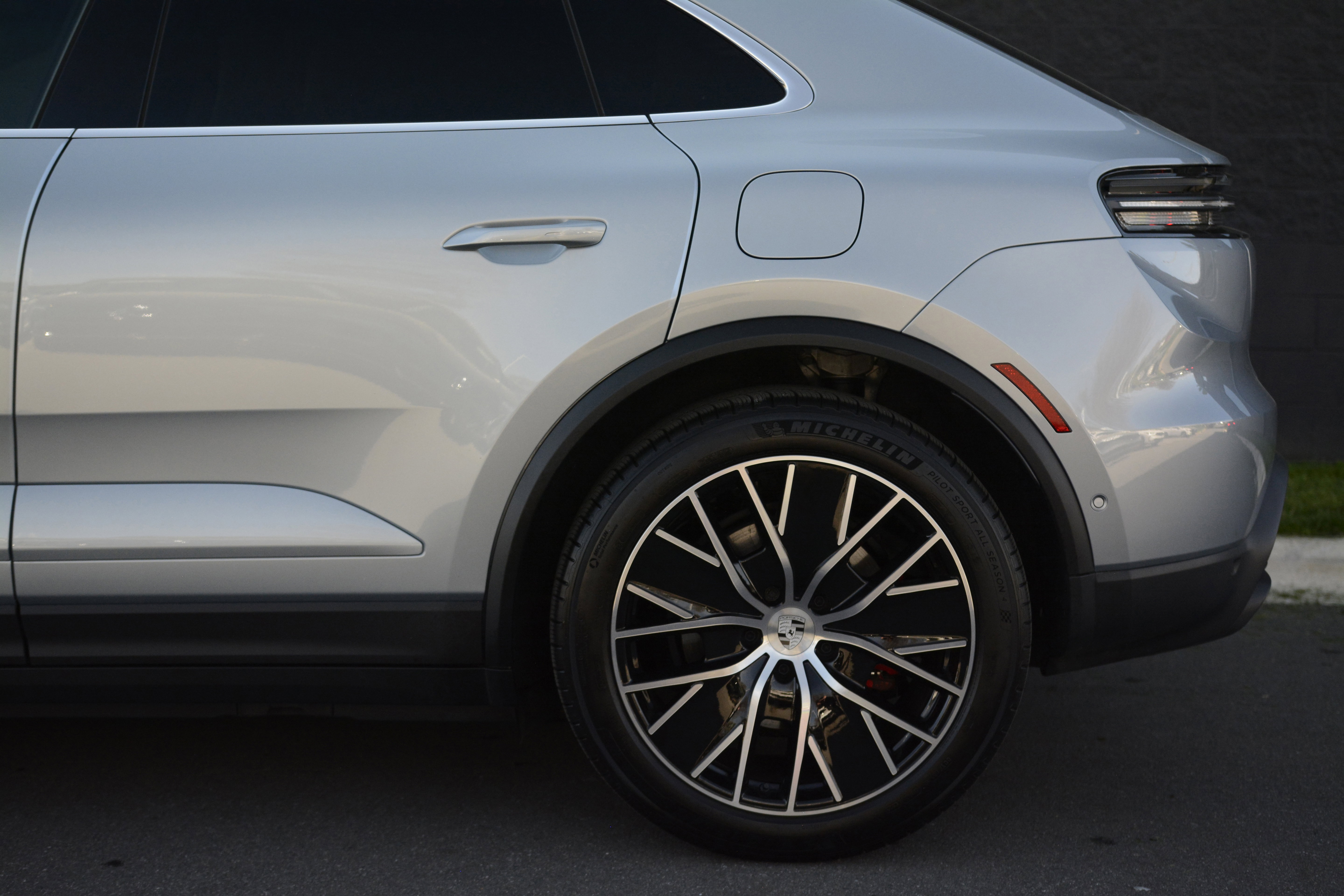 Certified 2025 Porsche Macan 4S Electric image 41