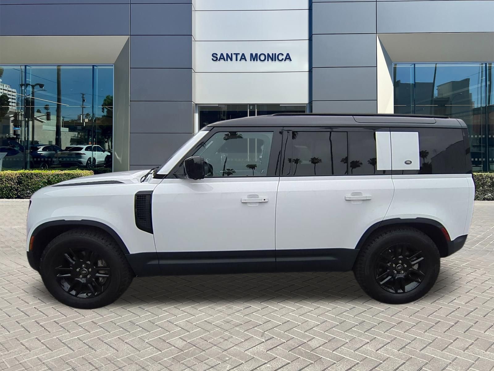 Used 2023 Land Rover Defender 110 SE AWD/4WD image 2