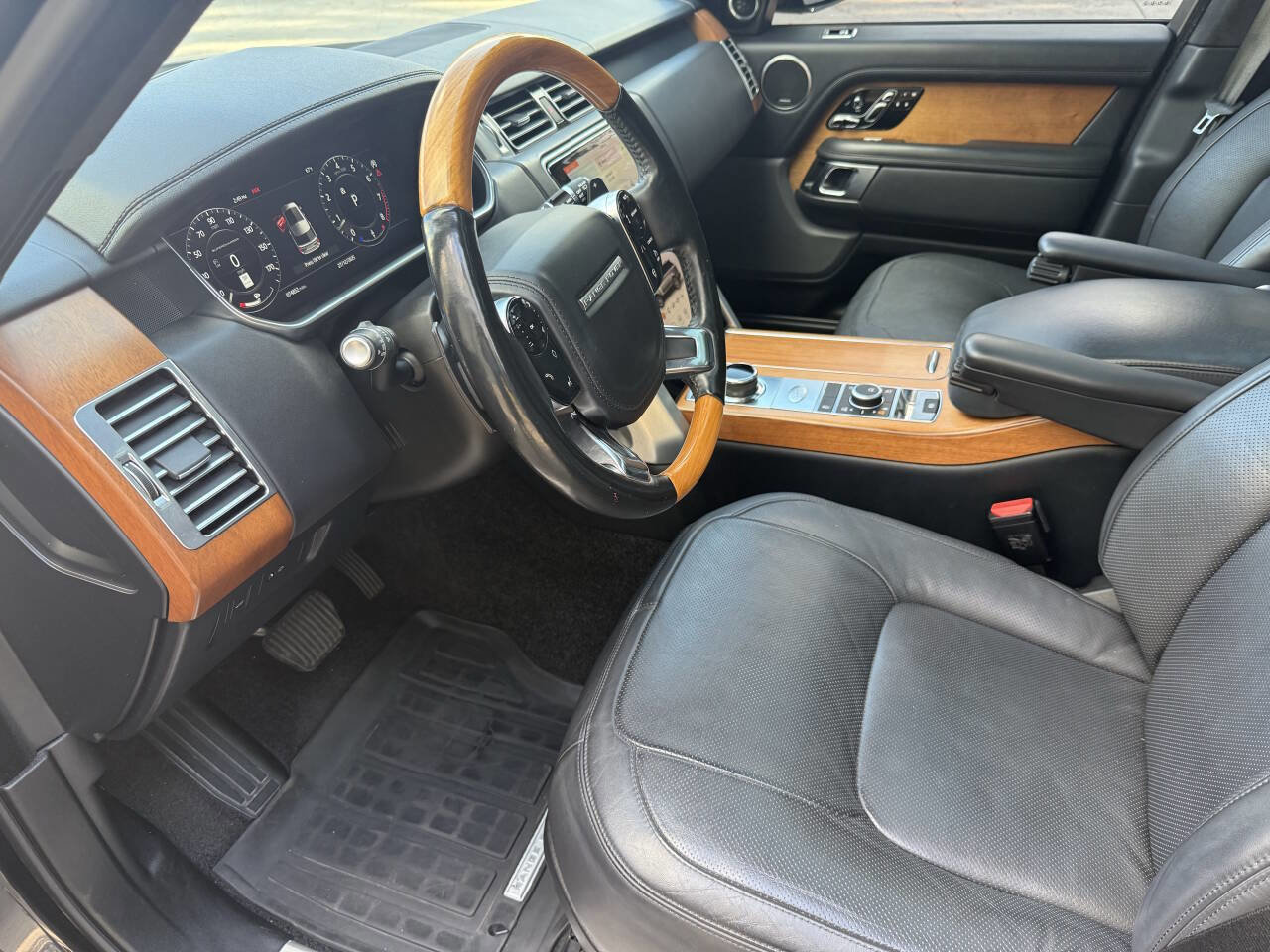 Used 2018 Land Rover Range Rover Supercharged image 18