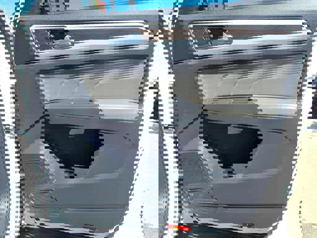 Used 2023 Volkswagen Atlas SE w/ Panoramic Sunroof Package image 24