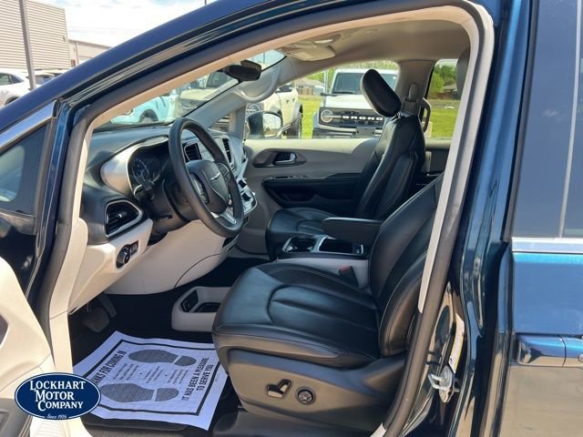 Used 2023 Chrysler Pacifica Touring-L image 9