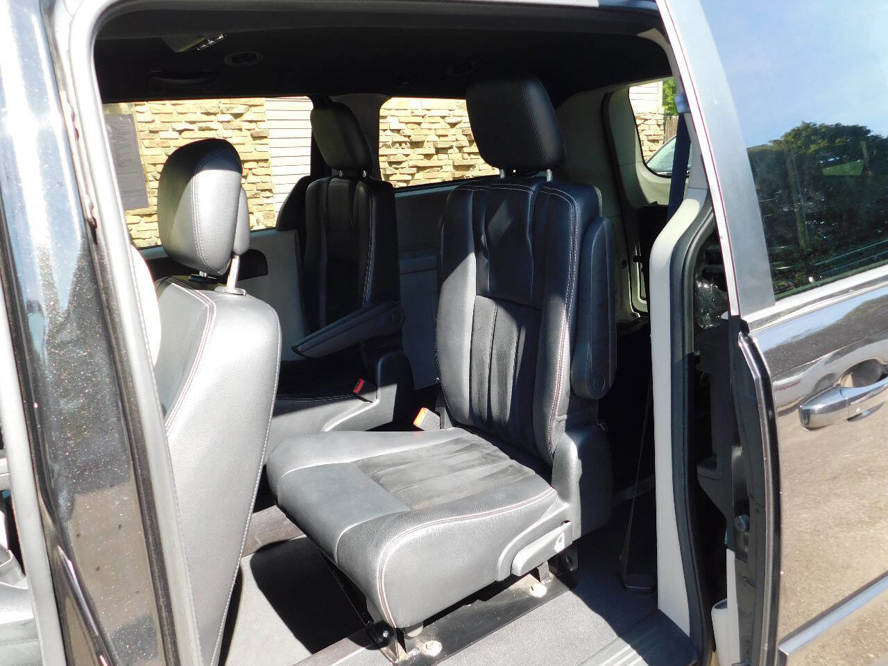 Used 2017 Dodge Grand Caravan SXT image 25