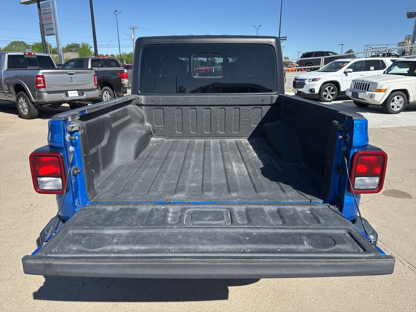 Used 2021 Jeep Gladiator Overland w/ Cold Weather Group AWD/4WD image 5