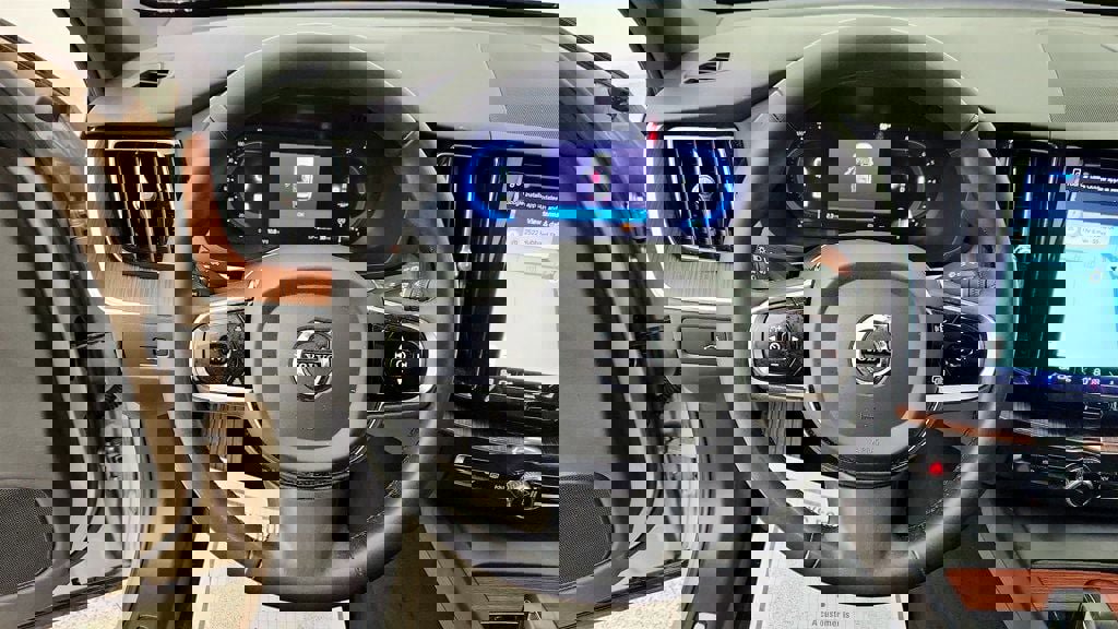 Used 2023 Volvo XC60 B5 Plus w/ Protection Package Premier AWD/4WD image 14