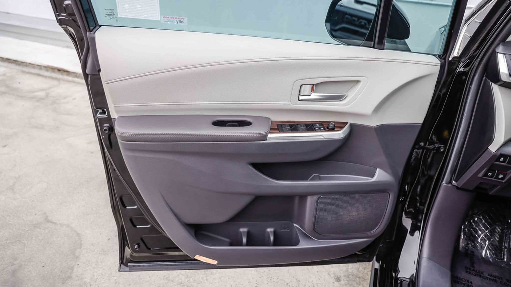 Used 2024 Toyota Sienna XLE w/ XLE Plus Package FWD image 26