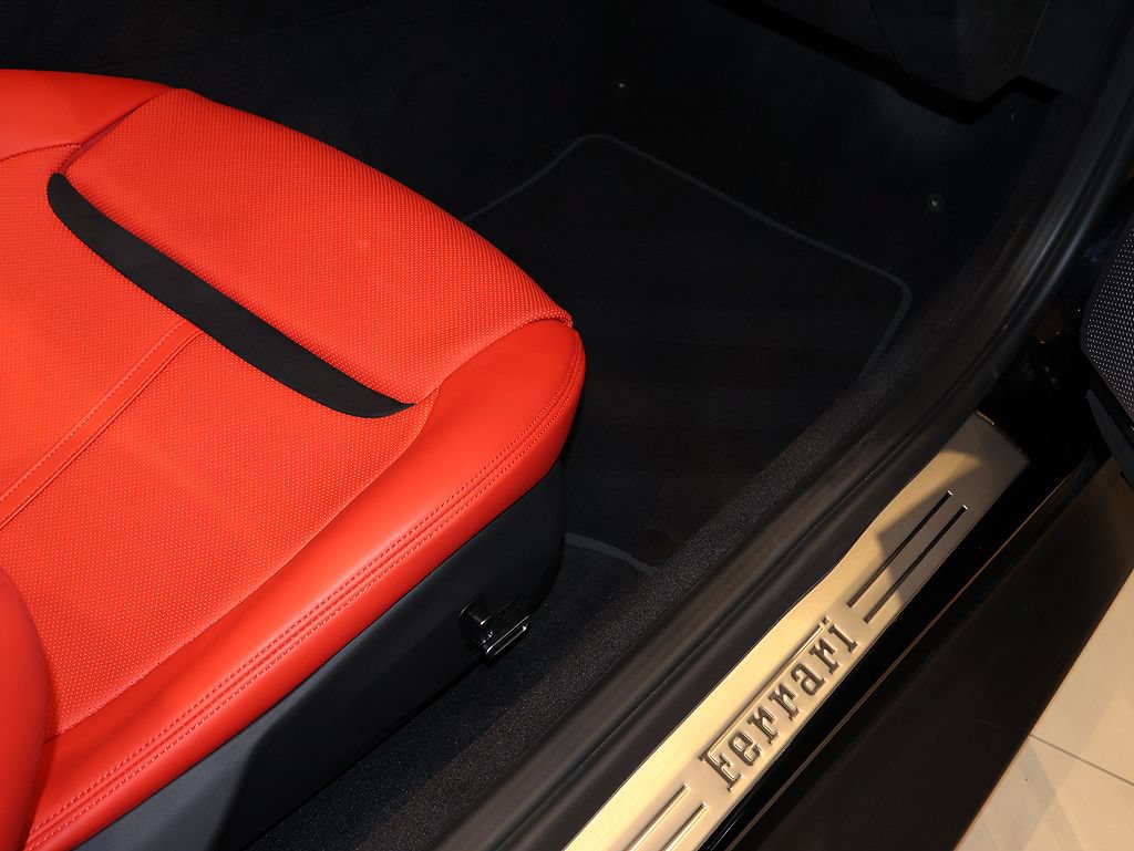 Certified 2025 Ferrari Roma Spider RWD image 96