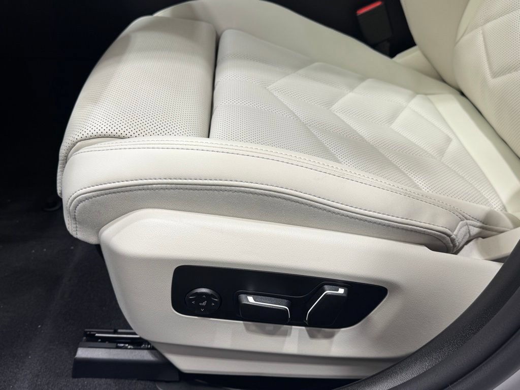 Used 2026 BMW 530i xDrive w/ M Sport Package AWD/4WD image 17