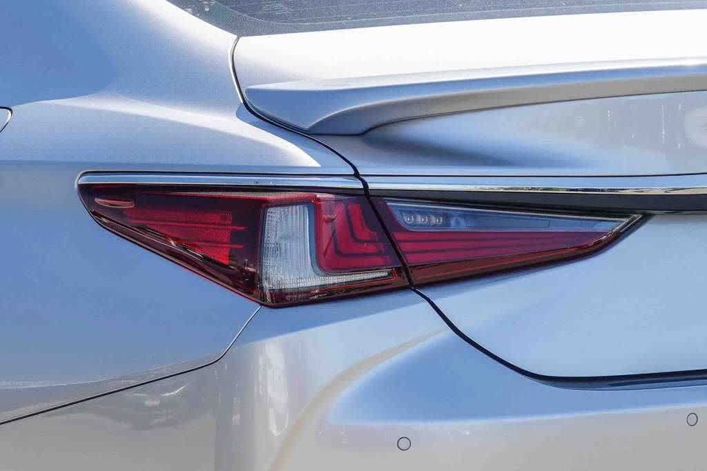 Used 2025 Lexus ES 300h w/ Premium Package FWD image 7