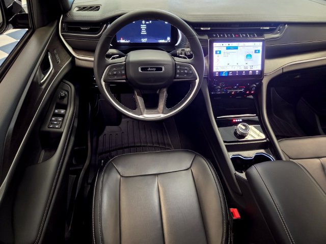 Used 2025 Jeep Grand Cherokee Limited RWD image 14