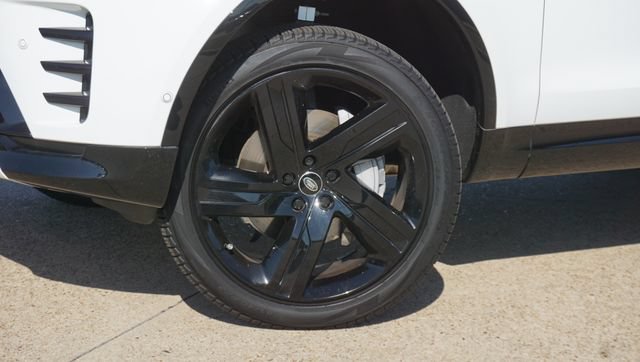 Used 2024 Land Rover Discovery Dynamic SE AWD/4WD image 2