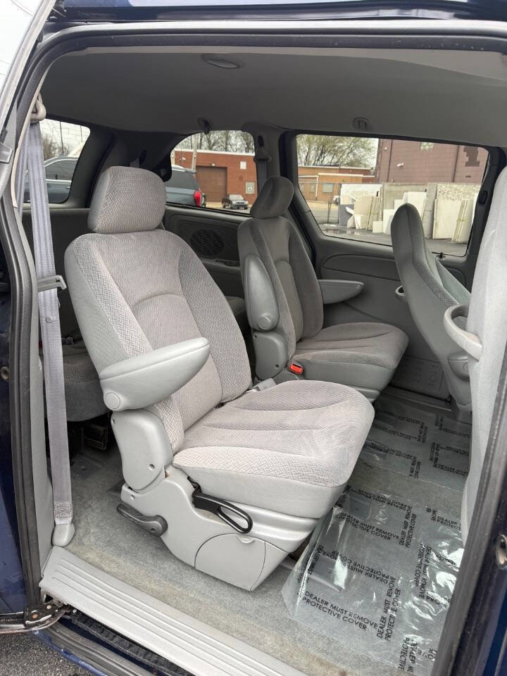 Used 2005 Dodge Caravan SXT image 15