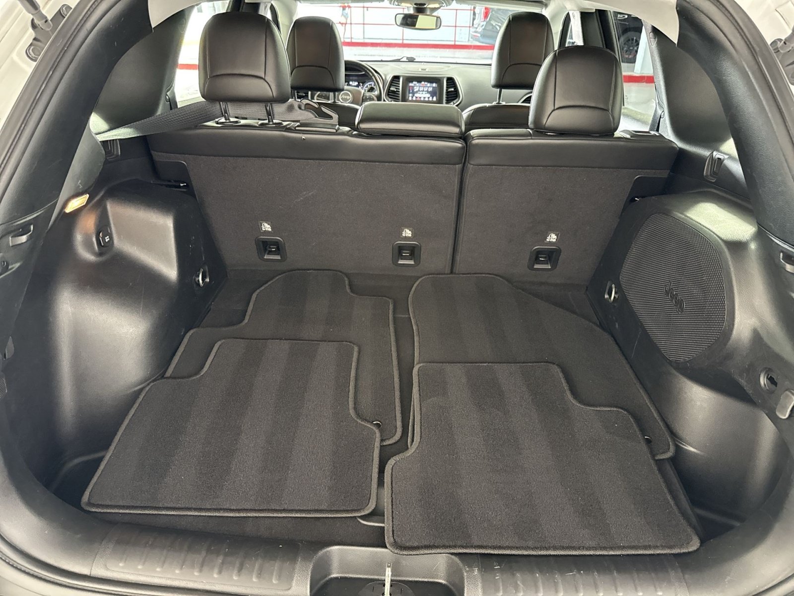 Used 2021 Jeep Cherokee Latitude Lux w/ Sun & Sound Group AWD/4WD image 25