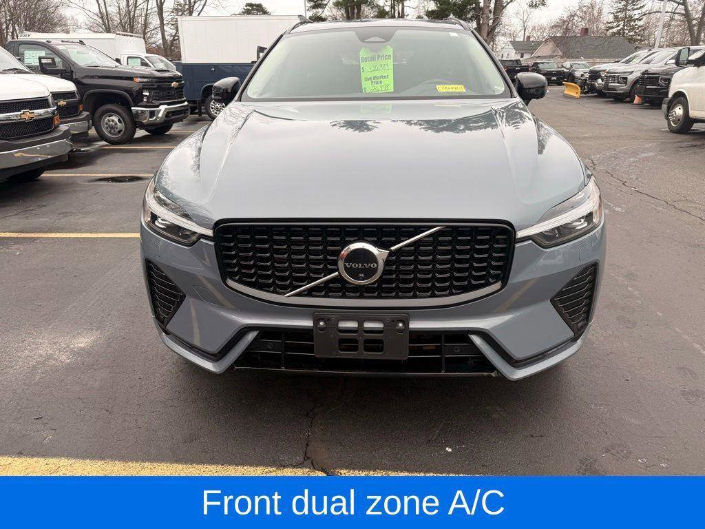 Used 2023 Volvo XC60 B5 Plus w/ Climate Package image 3
