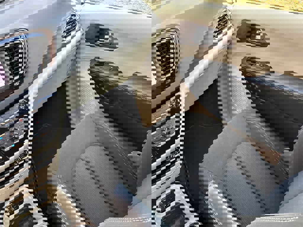 Used 2023 Chrysler Voyager LX image 21