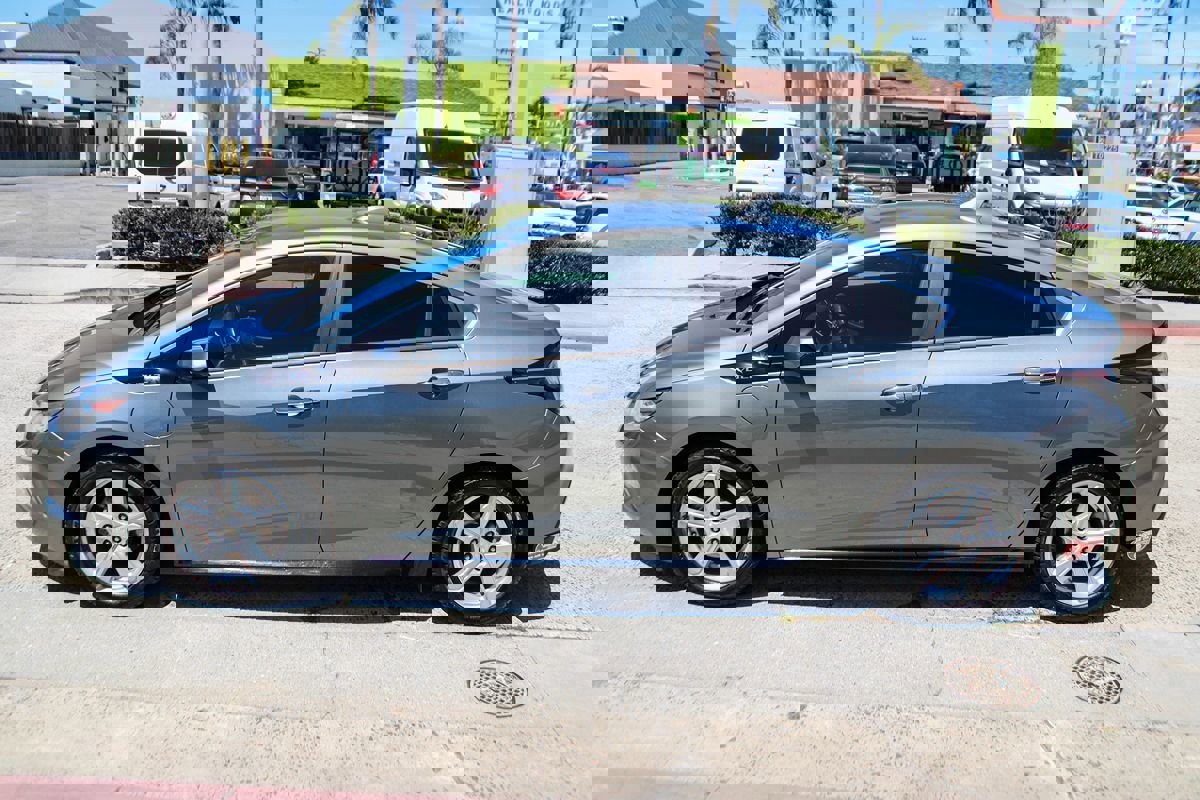 Used 2017 Chevrolet Volt LT image 2
