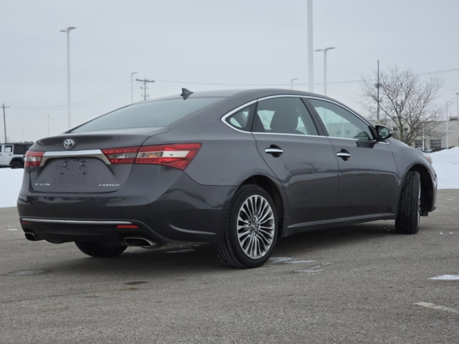 Used 2016 Toyota Avalon Limited image 19