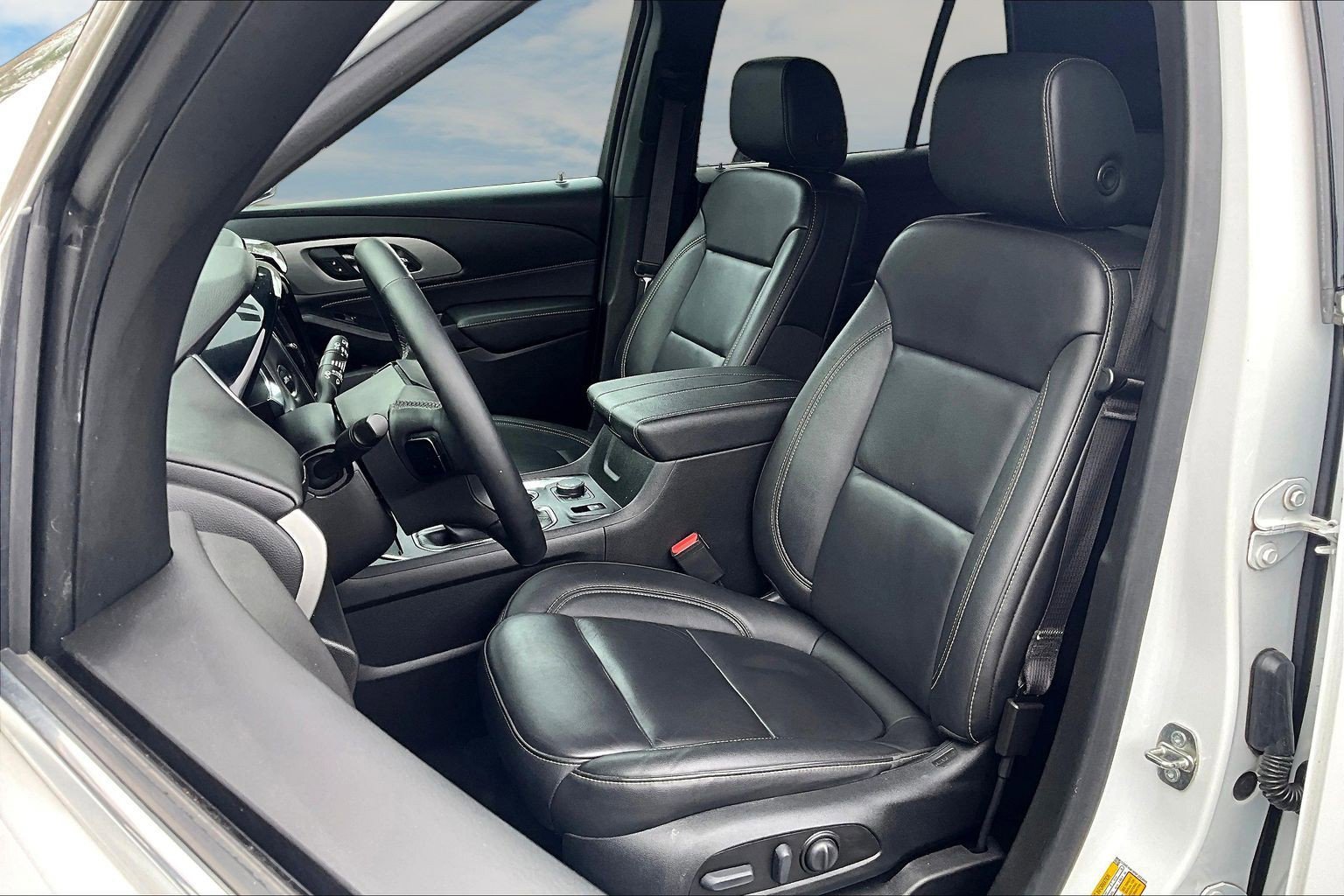 Used 2023 Chevrolet Traverse LT w/ LT Premium Package AWD/4WD image 13