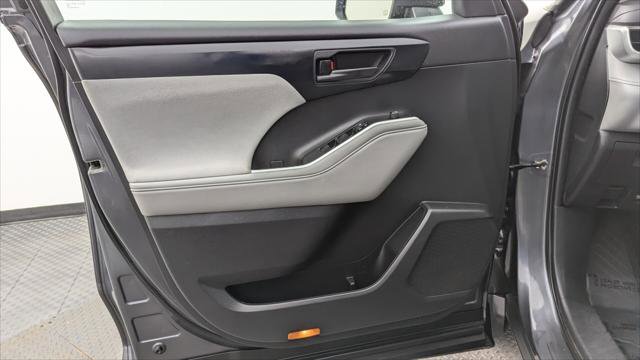 Used 2022 Toyota Highlander L image 13