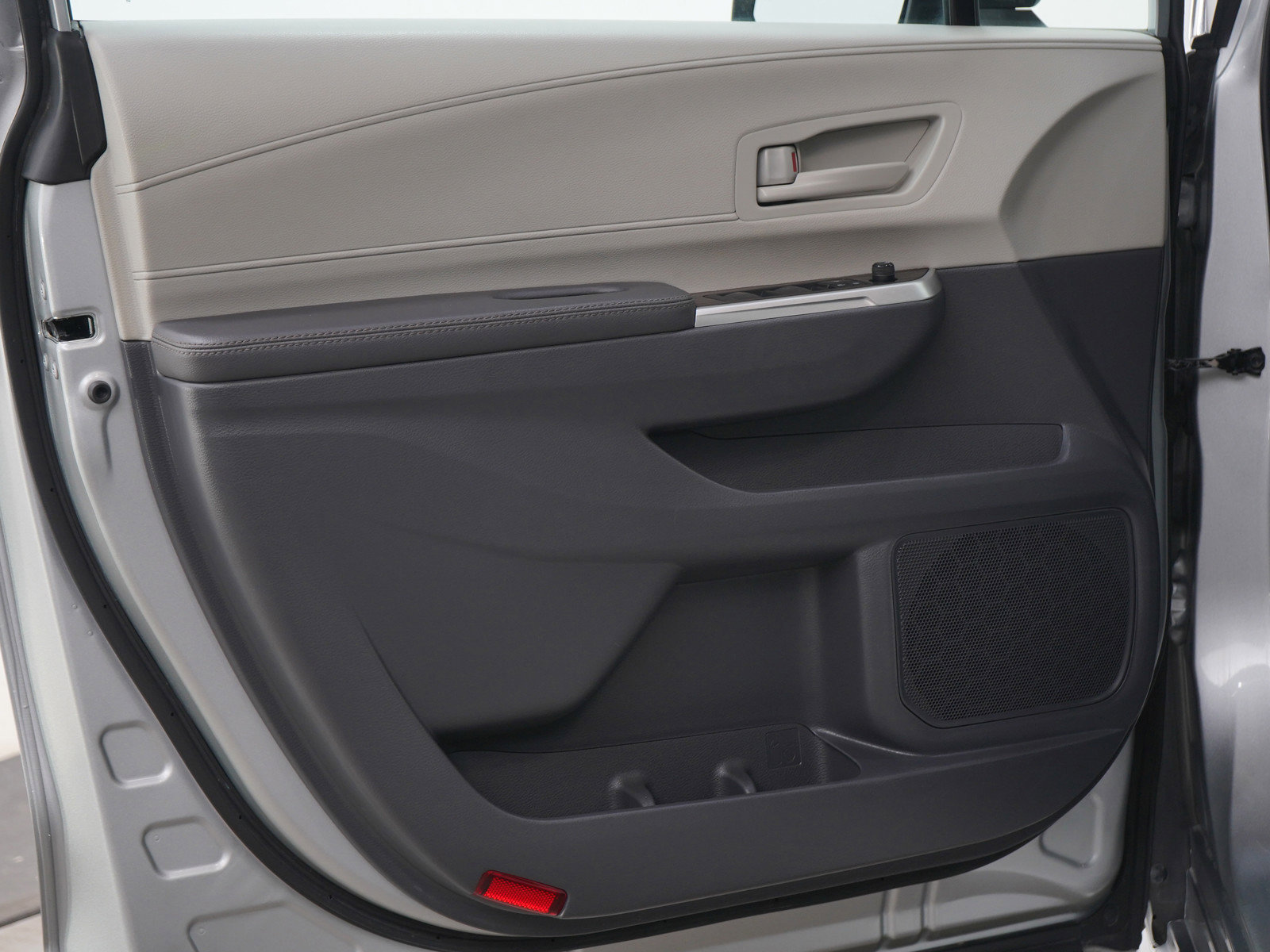 Used 2024 Toyota Sienna LE FWD image 23