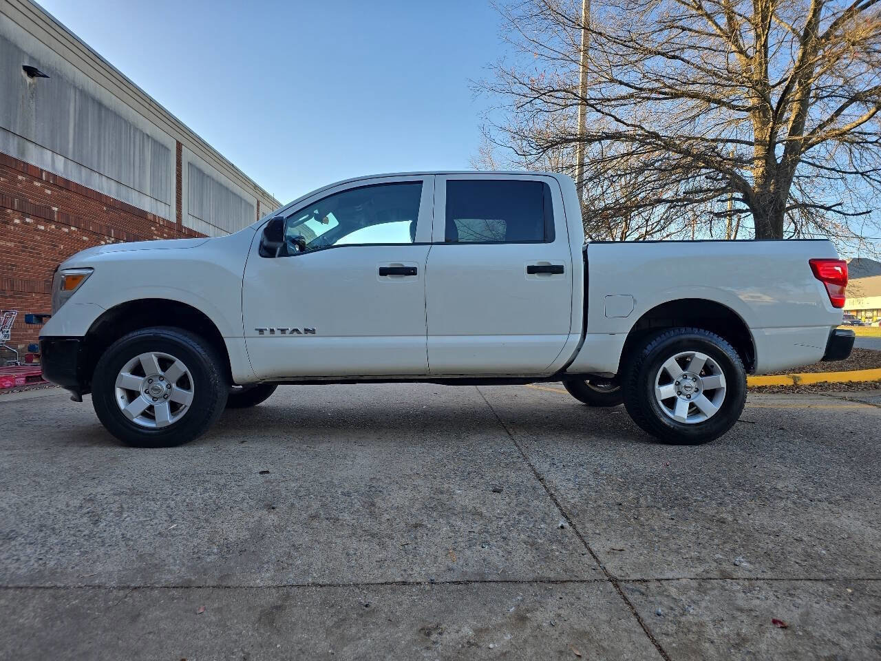 Used 2017 Nissan Titan S image 3