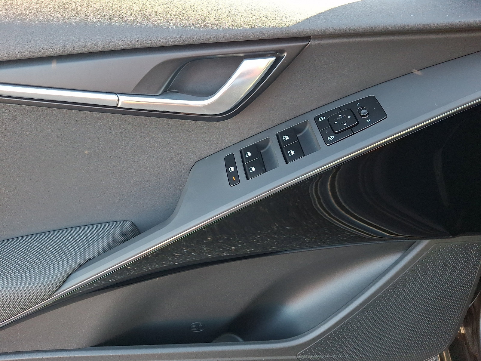 Used 2024 Kia Niro Wind w/ Wind Preserve Package FWD image 12