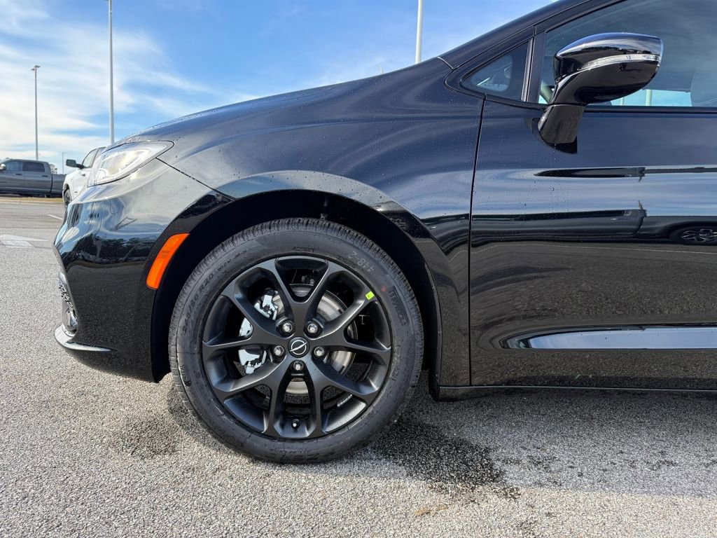 New 2026 Chrysler Pacifica Select w/ S Appearance Package image 27