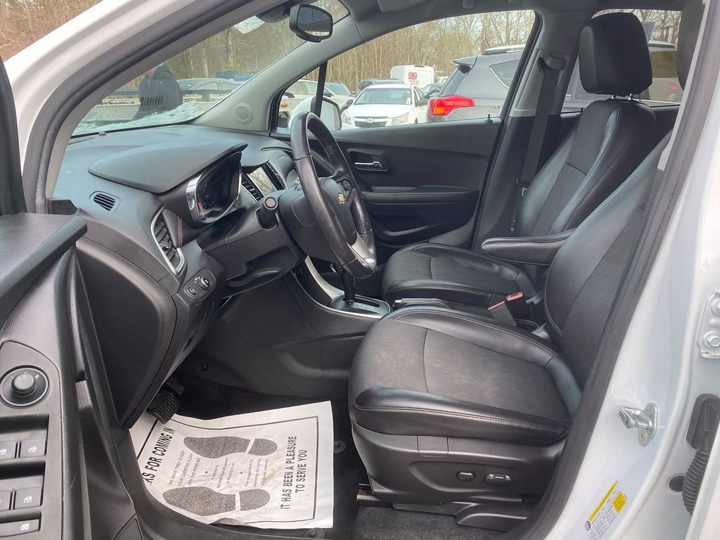Used 2019 Chevrolet Trax LT w/ LT Convenience Package image 12