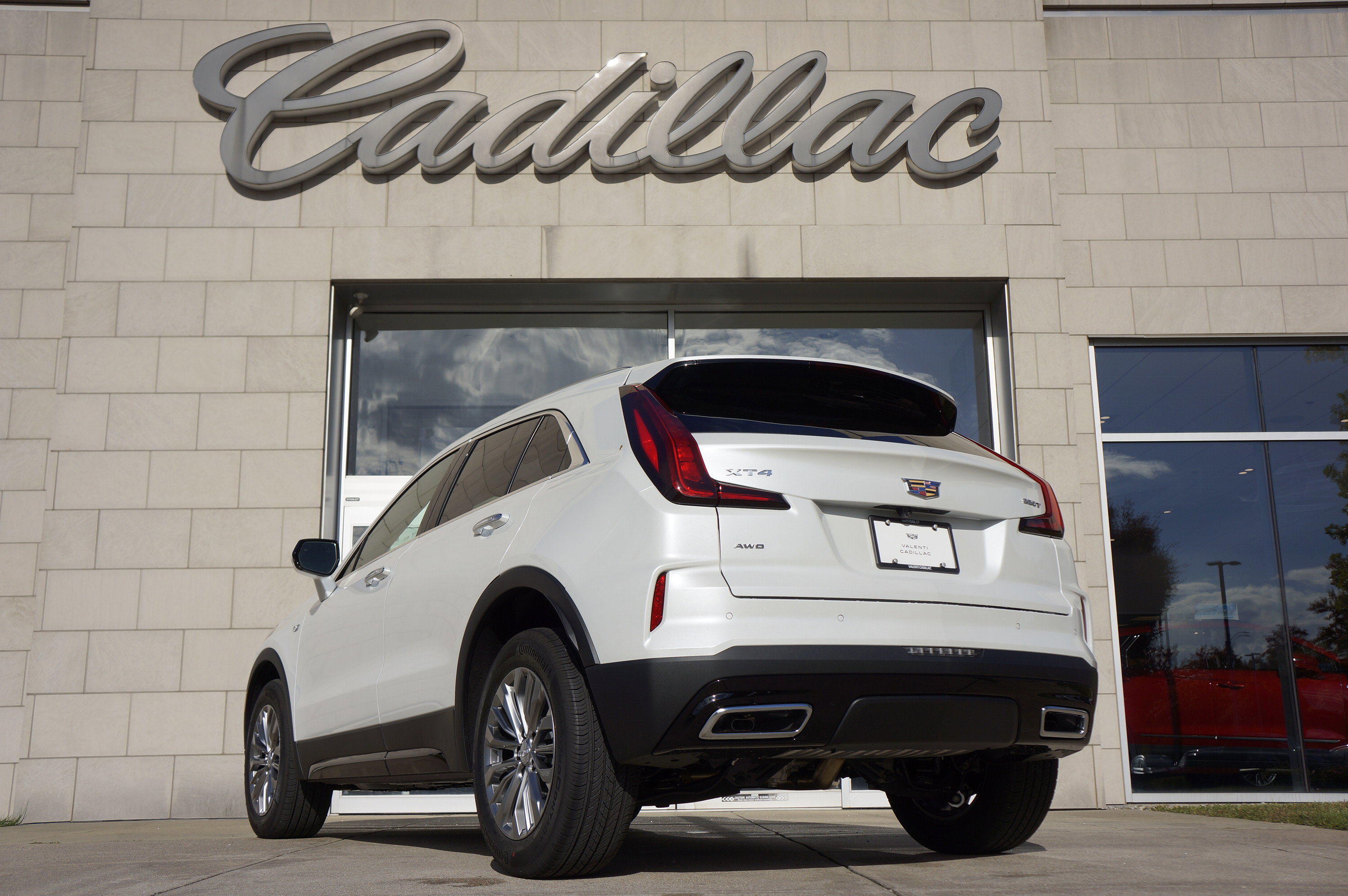 Used 2024 Cadillac XT4 Premium Luxury image 8