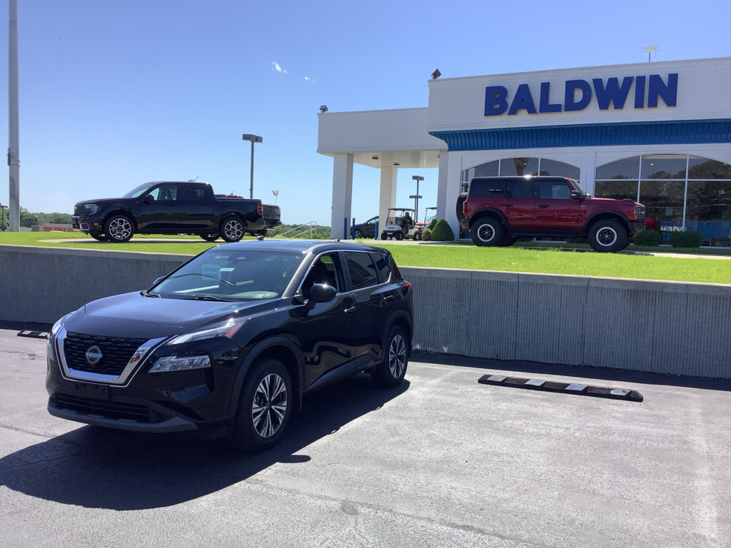 Used 2023 Nissan Rogue SV image 3