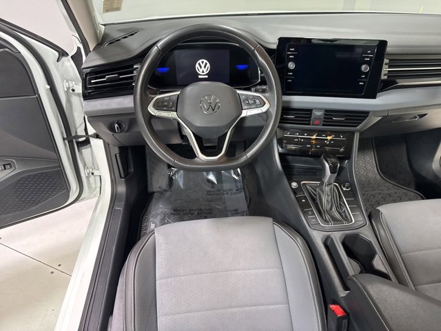 Used 2025 Volkswagen Jetta SE w/ Black Wheel Package image 15